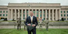 Tra televendita e top gun, il video di Pete Hegseth per il “via libera ai droni da combattimento”