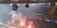 Aek Atene-Beer Sheva, tifosi greci srotolano bandiere palestinesi e gridano "Fanc... Israele"