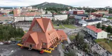 Spostata su ruote la chiesa di Kiruna in Svezia: trasloco di 5 km per far posto alla miniera di ferro