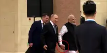 Putin e Modi mano nella mano al vertice Sco 2025