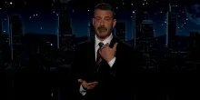Jimmy Kimmel torna in tv: "Commosso da Erika Kirk. Cancellare i programmi comici è antiamericano"