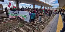 Sciopero a Catania, occupata la stazione dei treni, manifestanti sui binari