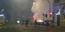 Alta tensione al corteo di Roma: lanci di molotov, auto in fiamme e scontri con la polizia