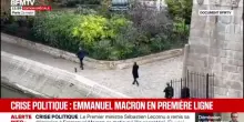 La solitudine di Macron: la lunga camminata lungo la Senna dopo le dimissioni di Lecornu
