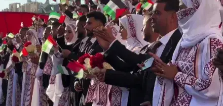 La festa tra le macerie a Khan Younis. Matrimonio per 54 coppie: "Un giorno di gioia"