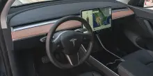 Tesla costretta a richiamare indietro oltre 2 milioni di auto: il motivo