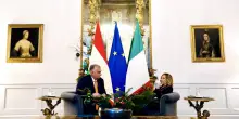 Meloni vede Orbán "per cortesia"