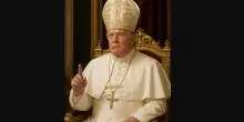 Trump manda il curriculum. Una foto del presidente vestito da papa sui social della Casa Bianca