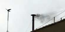 Fumata nera al Conclave, a vuoto anche il secondo e terzo scrutinio per l'elezione del papa