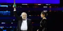 Habemus Pupi. La sera di Avati da leader dell'opposizione: il cinema arranca, Schlein e Conte salgono sul carro