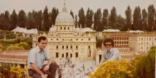 La pizza a Prati, il tennis al Santa Monica, i ritiri spirituali (e il bagno) a Ostia. In giro per i luoghi di Leone XIV