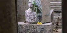 È stato ritrovato il busto di Jim Morrison trafugato dalla sua tomba a Parigi nel 1988