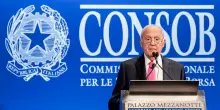 La valigia pronta. Savona al governo, "se non sono più gradito vado via". Il centrodestra, indispettito, resta critico