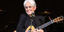 Joan Baez: "L'America di Trump e Musk è un disastro. Avevo una Tesla, l'ho distrutta contro un albero"