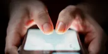 Sofferte riflessioni sull’opportunità di vietare gli smartphone ai ragazzi