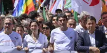 Gaza, la piazza di Pd-Avs-M5s canta Bella Ciao. Alla testa del corteo Schlein, Conte, Fratoianni