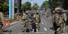 Los Angeles assediata. Raid anti-immigrati, lacrimogeni su chi protesta. Trump: "Manderò la Guardia nazionale"