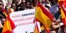 Centomila persone in piazza a Madrid contro Sanchez. "Elezioni subito"