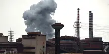 Ex Ilva, dal governo un po' di soldi per sopravvivere un altro mese. Sindacati preoccupatissimi