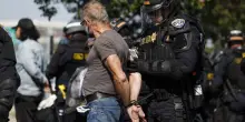Coprifuoco a Los Angeles, scattano arresti di massa. Trump: "L'anarchia non durerà". Newsom: "Democrazia sotto attacco"