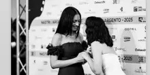 Matilda De Angelis in foto sorridente con Elodie, dopo le polemiche: "Questo è"