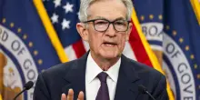 La Fed lascia i tassi fermi. L'ira di Trump: "Powell uno stupido"