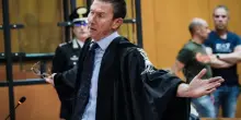 Il legale saluta Alfredo Cospito dopo il colloquio, viene segnalato all'Ordine. I penalisti: "Così si disumanizza il detenuto"