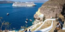 Formule contro l'overtourism. Sei in crociera a Mykonos e Santorini? Paga 20 euro e sbarcherai