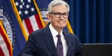 Lo "stupido" Powell reagisce a Trump: "Così il debito è insostenibile". E i tassi non si muovono (per ora)