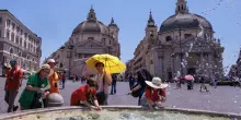 Perché il caldo è più caldo se sei povero