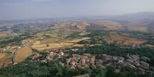 Radicofani, il borgo che riparte (anche) grazie alle api