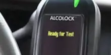 Salvini firma il decreto sull'alcolock. Se chi guida non supera il test dell'alito l'auto non parte
