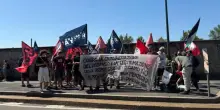 Protesta pro-Pal sotto la sede di Libero e Il Giornale a Milano
