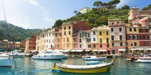 Portofino vieta il bivacco, sedersi a terra e consumare alcol in strada, "a tutela del turismo"