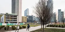 Lavoro e rendita a Milano. Perché nessuno può scagliare la pietra