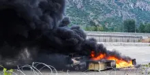 I No-Tav bloccano l'autostrada e lanciano bombe carta. Meloni: "Guerriglia vergognosa"