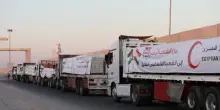 I primi camion di aiuti entrano a Gaza