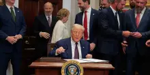 Trump ha firmato. Dal 7 agosto dazi al 15% all'Ue, salgono al 35% per il Canada
