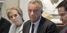 No vax, no money. Kennedy taglia mezzo miliardo sui vaccini