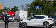 Caccia all'uomo in corso a Milano. In quattro investono una donna, poi fuggono a piedi