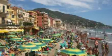Gli tirano trenta secchiate mentre dorme sul lettino in spiaggia, gli viene una crisi cardiaca