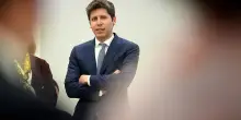 Su e giù tra euforia e panico. L'insolito agosto dell'Intelligenza Artificiale