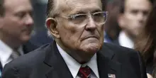 Incidente stradale e vertebra fratturata per Rudy Giuliani