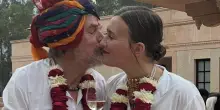 Reinhold Messner si sposa facendo sette giri intorno al fuoco sacro
