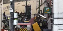 Deraglia la storica funicolare di Lisbona, almeno 17 morti. L'ipotesi del cedimento di un cavo