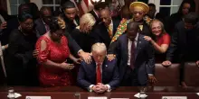 Trump è morto, Joe Biden è stato sostituito da un robot e anche io non mi sento molto bene