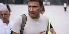 Bomba carta davanti a un centro sociale, compare uno striscione: "Di Battista put...na di Hamas"