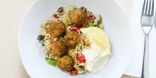 La polpetta svedese di Ikea compie 40 anni. E arriva anche il falafel