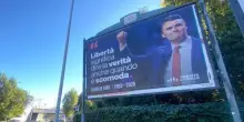 Charlie Kirk in tangenziale. Città tappezzate con il volto dell'influencer Maga