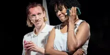 "La lettre" a Ref 2025. Milo Rau usa la leggerezza, e ci fa riflettere su vita e teatro